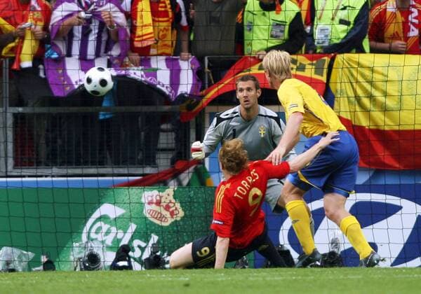 Fernando Torres (Spanien, 9) erzielt das 1:0 gegen Petter Hansson und Torwart Andreas Isaksson (beide Schweden) Fußball EM Herren Euro 2008, Länderspiel, Nationalteam, Nationaltrikot, Schweden - Spanien 1:2 Gruppe Innsbruck