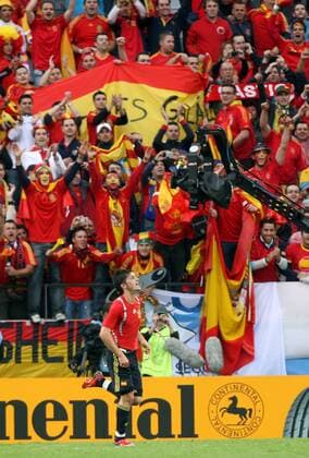 David Villa (Spanien) - Torjubel Fußball EM Herren Euro 2008, Länderspiel, Nationalteam, Nationaltrikot Totale Fan, Fußballfan, Publikum Innsbruck Freude,