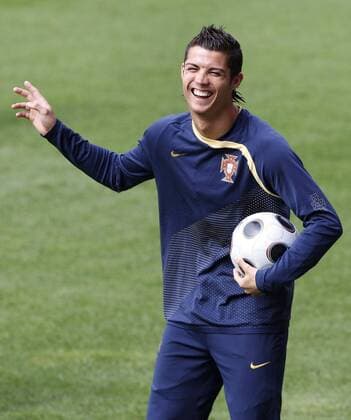 Cristiano Ronaldo (Portugal) hat seinen Spaß -  - NOxONLINExUSE Fußball EM Herren Euro 2008, Nationalteam, Training Einzelbild Neuchatel Begeisterung, Freude, Komik,