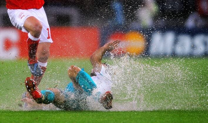 Hamit Altintop (Türkei, re.) im Duell Fußball EM Herren Euro 2008, Länderspiel, Nationalteam, Nationaltrikot, Schweiz - Türkei 1:2 Gruppe Bodenverhältnisse, Platzverhältnisse Basel Dynamik, Kampf,