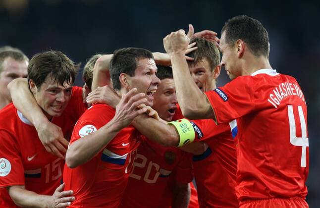 Konstantin Zyryanov (Rußland, Mitte) jubelt mit seinen Teamkollegen Fußball EM Herren Euro 2008, Länderspiel, Nationalteam, Nationaltrikot Gruppe Salzburg Begeisterung, Freude, Fußball EM Herren Euro 2008, Länderspiel, Nationalteam, Nationaltrikot Gruppe Salzburg Begeisterung, Freude,