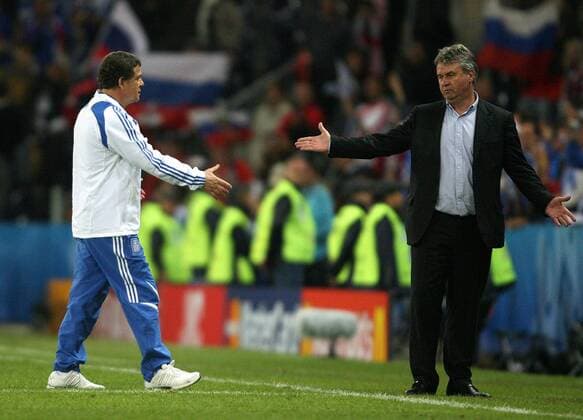 Nationaltrainer Otto Rehhagel (Griechenland, li.) gratuliert seinem Kollegen Guus Hiddink (Rußland) - Fußball EM Herren Euro 2008, Länderspiel, Nationalteam, Rußland - Griechenland 1:0 Gruppe Salzburg Kameradschaft, Fußball EM Herren Euro 2008, Länderspiel, Nationalteam, Rußland - Griechenland 1:0 Gruppe Salzburg Kameradschaft,