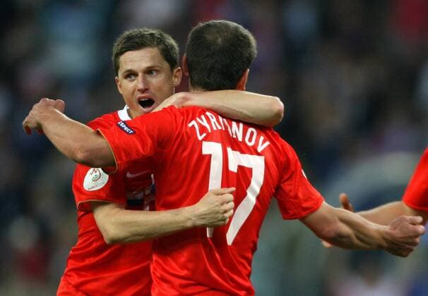 Igor Semshov (li.) und Torschütze Konstantin Zyryanov (beide Russland) jubeln -  Fußball EM Herren Euro 2008, Länderspiel, Nationalmannschaft, Nationaltrikot, Gruppe Salzburg Freude,