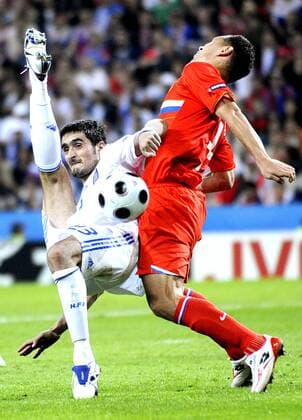 Nikos Lyberopoulos (Griechenland, li.) im Duell -  Fußball Länderspiel Herren EURO 2008, EM, Nationalteam, Nationaltrikot, Griechenland - Russland 0:1 Gruppe Salzburg Dynamik, Kampf,