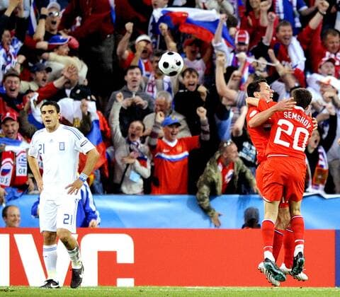Konstantinos Katsouranis (Griechenland) enttäuscht, daneben jubeln Torschütze Konstantin Zyryanov (li.) und Igor Semshov (beide Russland) -  Fußball Länderspiel Herren EURO 2008, EM, Nationalteam, Nationaltrikot, Griechenland - Russland 0:1 Gruppe Salzburg Freude,