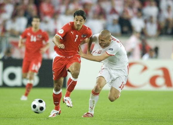 Ivica Vastic (Österreich, li.) gegen Mariusz Lewandowski (Polen) Fußball EM Herren Euro 2008, Länderspiel, Nationalteam, Nationaltrikot, Österreich - Polen 1:1 Gruppe Wien Dynamik,