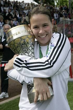 Kathrin Kliehm (FFC Frankfurt) feiert mit Pokal die soeben errungene Deutsche Meisterschaft 2008 Fußball 1. BL Damen 2007 2008, 1. FFC Frankfurt, Deutscher Meister, Deutsche Meisterschaft, Frauen, Frauenfußball, Einzelbild Frankfurt M. Freude, Fußball 1. BL Damen 2007 2008, 1. FFC Frankfurt, Deutscher Meister, Deutsche Meisterschaft, Frauen, Frauenfußball, Einzelbild Frankfurt M. Freude,