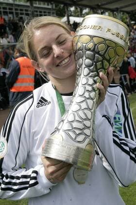 Nia Künzer (FFC Frankfurt) feiert mit Pokal die soeben errungene Deutsche Meisterschaft 2008 Fußball 1. BL Damen 2007 2008, 1. FFC Frankfurt, Deutscher Meister, Deutsche Meisterschaft, Frauen, Frauenfußball, Einzelbild Frankfurt M. Freude, Fußball 1. BL Damen 2007 2008, 1. FFC Frankfurt, Deutscher Meister, Deutsche Meisterschaft, Frauen, Frauenfußball, Einzelbild Frankfurt M. Freude,