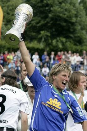 Torfrau Silke Rottenberg (FFC Frankfurt) feiert mit Pokal die soeben errungene Deutsche Meisterschaft 2008 Fußball 1. BL Damen 2007 2008, 1. FFC Frankfurt, Deutscher Meister, Deutsche Meisterschaft, Frauen, Frauenfußball, Einzelbild Frankfurt M. Freude, Fußball 1. BL Damen 2007 2008, 1. FFC Frankfurt, Deutscher Meister, Deutsche Meisterschaft, Frauen, Frauenfußball, Einzelbild Frankfurt M. Freude,