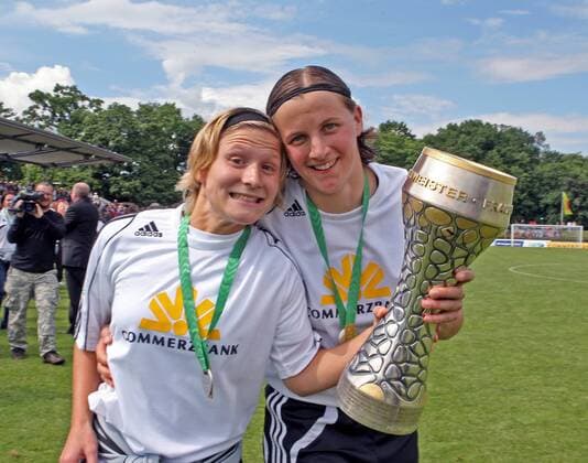 Tina Wunderlich (re.) und Anna Marciak (beide FFC Frankfurt) feiern mit Pokal die soeben errungene Deutsche Meisterschaft 2008 Fußball 1. BL Damen 2007 2008, 1. FFC Frankfurt, Deutscher Meister, Deutsche Meisterschaft, Frauen, Frauenfußball, Gruppe Frankfurt M. Freude, Fußball 1. BL Damen 2007 2008, 1. FFC Frankfurt, Deutscher Meister, Deutsche Meisterschaft, Frauen, Frauenfußball, Gruppe Frankfurt M. Freude,