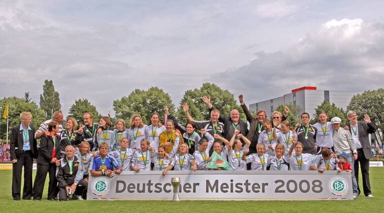 Siegerehrung - 1. FFC Frankfurt - Deutscher Meister 2008 Fußball 1. BL Damen 2007 2008, 1. FFC Frankfurt, Deutscher Meister, Deutsche Meisterschaft, Frauen, Frauenfußball, Totale Frankfurt M. Freude, Fußball 1. BL Damen 2007 2008, 1. FFC Frankfurt, Deutscher Meister, Deutsche Meisterschaft, Frauen, Frauenfußball, Totale Frankfurt M. Freude,