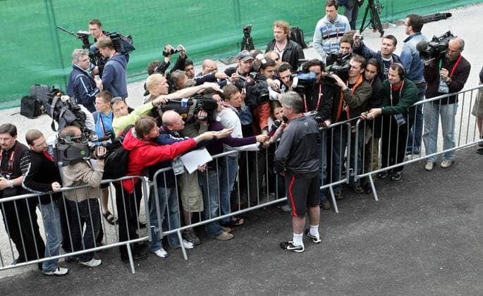 Nationaltrainer Guus Hiddink (Russland, Mitte) gibt Autogramme -  Fußball EM Herren Euro 2008, Training, Nationalteam, Totale Leogang Fußball EM Herren Euro 2008, Training, Nationalteam, Totale Leogang