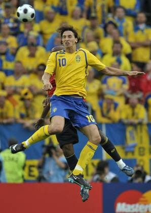 Zlatan Ibrahimovic (Schweden) Fußball Länderspiel Herren EURO 2008, EM, Nationalteam, Nationaltrikot, Schweden - Spanien 1:2 Gruppe Innsbruck Dynamik, Kampf, Fußball Länderspiel Herren EURO 2008, EM, Nationalteam, Nationaltrikot, Schweden - Spanien 1:2 Gruppe Innsbruck Dynamik, Kampf,