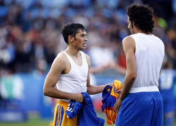 Paul Codrea (Rumänien, li.) und Fabio Grosso (Italien) - Trikottausch Fußball EM Herren EURO 2008, Länderspiel, Nationalmannschaft, Nationaltrikot, Italien - Rumänien 1:1 Gruppe Zürich Fußball EM Herren EURO 2008, Länderspiel, Nationalmannschaft, Nationaltrikot, Italien - Rumänien 1:1 Gruppe Zürich
