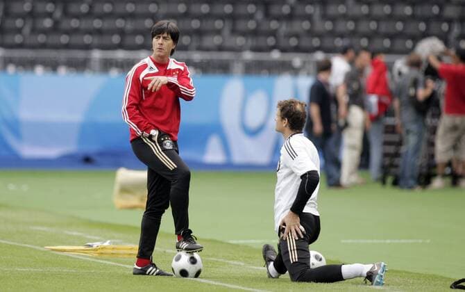 Bundestrainer Joachim Löw (li.) und Torwart Jens Lehmann (beide Deutschland) Fußball EM Herren Euro 2008, Training, Nationalteam, Gruppe Wien Fußball EM Herren Euro 2008, Training, Nationalteam, Gruppe Wien