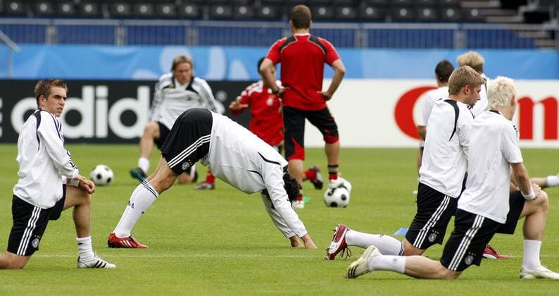 Stretching Deutschland mit Philipp Lahm (li.) -  Fußball EM Herren Euro 2008, Training, Nationalteam, Gruppe Wien