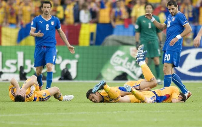 Simone Perrotta (re.) und Christian Panucci (beide Italien) betrachten stehend und ratlos drei verletzte Rumänen: Razvan Rat (li.), Paul Codrea (Mitte) und Mirel Radoi Fußball EM Herren Euro 2008, Länderspiel, Nationalmannschaft, Nationaltrikot Gruppe Zürich Fußball EM Herren Euro 2008, Länderspiel, Nationalmannschaft, Nationaltrikot Gruppe Zürich