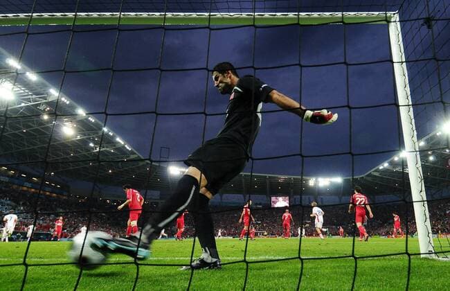 Torwart Volkan Demirel (Türkei) kassiert den Treffer zum 0:1 und ist wütend - Fußball EM Herren Euro 2008, Länderspiel, Nationalteam, Nationaltrikot, Türkei - Tschechien Einzelbild Genf Wut,