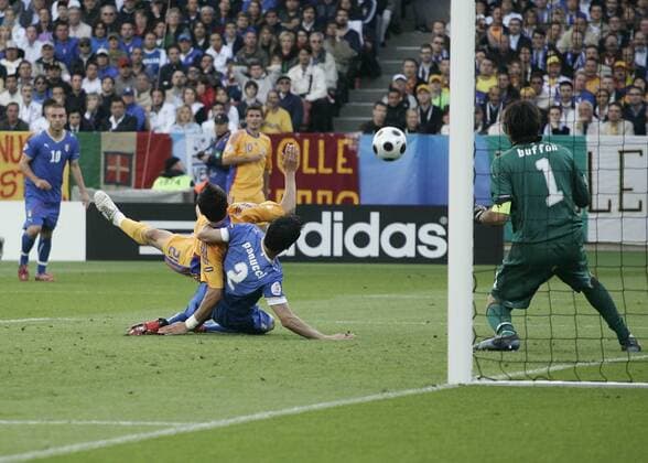 Christian Panucci (Italien) foult Daniel Niculae (Rumänien) elfmeterreif -  Fußball EM Herren EURO 2008, Länderspiel, Nationalmannschaft, Nationaltrikot, Italien - Rumänien 1:1 Gruppe Zürich Dynamik, Kampf,