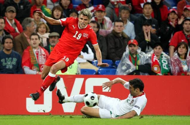 Valon Behrami (Schweiz, li.) gegen Paulo Ferreira (Portugal) -  Fußball Länderspiel Herren EURO 2008, EM, Nationalteam, Nationaltrikot, Schweiz - Portugal 2:0 Gruppe Basel Dynamik, Kampf, Fußball Länderspiel Herren EURO 2008, EM, Nationalteam, Nationaltrikot, Schweiz - Portugal 2:0 Gruppe Basel Dynamik, Kampf,