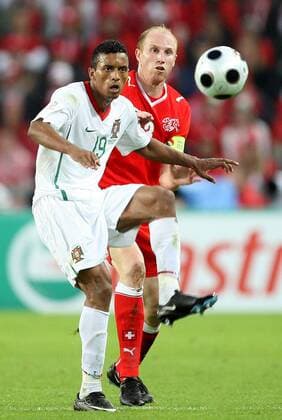 Nani (Portugal, li.) gegen Ludovic Magnin (Schweiz) -  Fußball Länderspiel Herren EURO 2008, EM, Nationalteam, Nationaltrikot, Schweiz - Portugal 2:0 Gruppe Basel Dynamik, Kampf, Fußball Länderspiel Herren EURO 2008, EM, Nationalteam, Nationaltrikot, Schweiz - Portugal 2:0 Gruppe Basel Dynamik, Kampf,