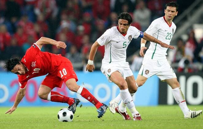 Fernando Meira (Portugal, Mitte) gegen Hakan Yakin (Schweiz) -  Fußball Länderspiel Herren EURO 2008, EM, Nationalteam, Nationaltrikot, Schweiz - Portugal 2:0 Gruppe Basel Dynamik, Kampf, Fußball Länderspiel Herren EURO 2008, EM, Nationalteam, Nationaltrikot, Schweiz - Portugal 2:0 Gruppe Basel Dynamik, Kampf,