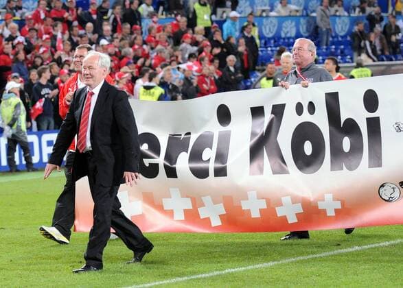 Nationaltrainer Jakob Kuhn (Schweiz, li.) verabschiedet sich - Merci Köbi - Fußball EM Herren Euro 2008, Länderspiel, Nationalteam, Gruppe Basel Fußball EM Herren Euro 2008, Länderspiel, Nationalteam, Gruppe Basel