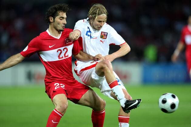 Hamit Altintop (Türkei, li.) gegen Jaroslav Plasil (Tschechien) - Fußball EM Herren EURO 2008, Länderspiel, Nationalmannschaft, Nationaltrikot, Gruppe Genf Dynamik, Fußball EM Herren EURO 2008, Länderspiel, Nationalmannschaft, Nationaltrikot, Gruppe Genf Dynamik,