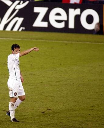 Jorge Ribeiro (Portugal) enttäuscht -  Fußball EM Herren EURO 2008, Länderspiel, Nationalmannschaft, Nationaltrikot, Einzelbild Basel Enttäuschung, Erschöpfung, Fußball EM Herren EURO 2008, Länderspiel, Nationalmannschaft, Nationaltrikot, Einzelbild Basel Enttäuschung, Erschöpfung,