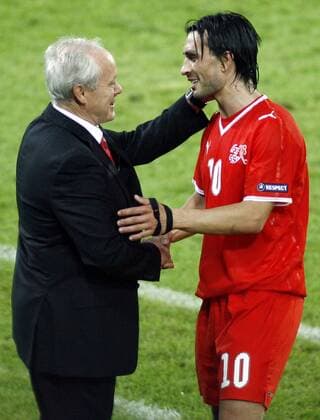 Nationaltrainer Jakob Kuhn und Hakan Yakin (beide Schweiz) - Schlussjubel -  Fußball EM Herren EURO 2008, Länderspiel, Nationalmannschaft, Nationaltrikot, Gruppe Basel Freude, Fußball EM Herren EURO 2008, Länderspiel, Nationalmannschaft, Nationaltrikot, Gruppe Basel Freude,