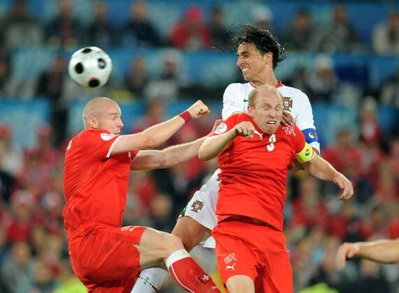 Fernando Meira (Portugal, hi.) gegen Philippe Senderos (li.) und Ludovic Magnin (beide Schweiz) - Fußball EM Herren Euro 2008, Länderspiel, Nationalteam, Nationaltrikot, Schweiz - Portugal 2:0 Gruppe Basel Dynamik, Kampf, Fußball EM Herren Euro 2008, Länderspiel, Nationalteam, Nationaltrikot, Schweiz - Portugal 2:0 Gruppe Basel Dynamik, Kampf,