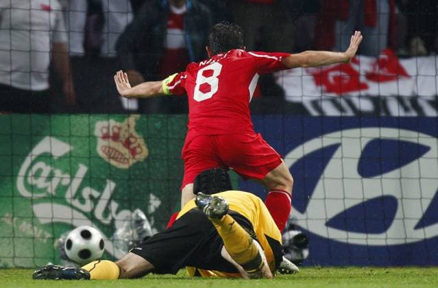 Nihat Kahveci (Türkei) trifft zum 2:2 gegen Torwart Petr Cech (Tschechien) - Fußball EM Herren Euro 2008, Länderspiel, Nationalteam, Nationaltrikot, Türkei - Tschechien 3:2 Gruppe Genf Freude, Enttäuschung, Fußball EM Herren Euro 2008, Länderspiel, Nationalteam, Nationaltrikot, Türkei - Tschechien 3:2 Gruppe Genf Freude, Enttäuschung,