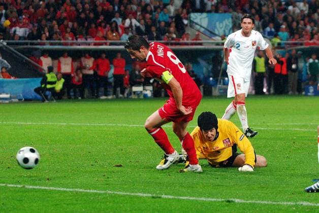 Nihat Kahveci (Türkei, li.) erzielt das 2:2 gegen Torwart Petr Cech (Tschechien) -  Fußball EM Herren Euro 2008, Länderspiel, Nationalmannschaft, Nationaltrikot, Türkei - Tschechien 3:2 Gruppe Genf Dynamik,