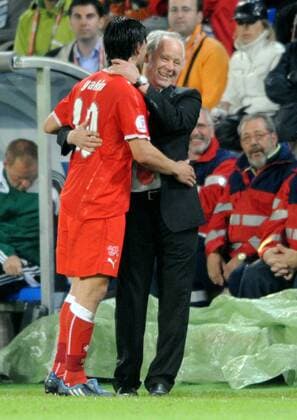 Nationaltrainer Jakob Kuhn (re.) und Hakan Yakin (beide Schweiz) - Jubel Fußball Länderspiel Herren EURO 2008, EM, Nationalteam, Nationaltrikot Gruppe Basel Freude,