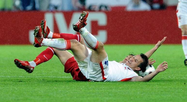 Tomas Galasek (Tschechien, re.) gegen Tuncay Sanli (Türkei) - Fußball EM Herren EURO 2008, Länderspiel, Nationalteam, Nationaltrikot, Türkei - Tschechien 3:2, Vdig Gruppe Genf Dynamik,