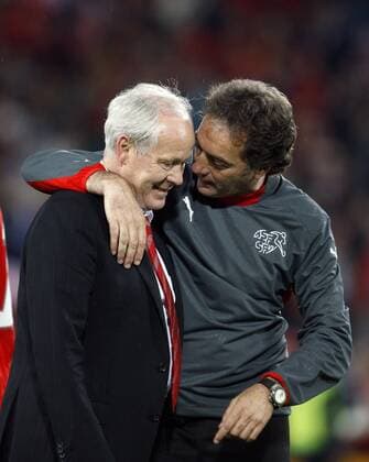 Nationaltrainer Jakob Kuhn (li.) und Co Trainer Michel Pont (beide Schweiz) verabschieden sich Fußball EM Herren Euro 2008, Nationalteam, Länderspiel Gruppe Basel Fußball EM Herren Euro 2008, Nationalteam, Länderspiel Gruppe Basel
