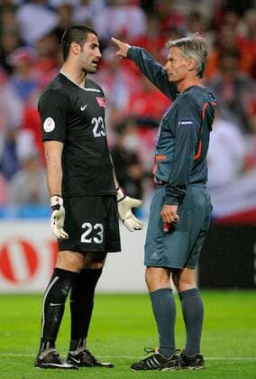 FIFA Schiedsrichter Peter Fröjdfeldt (Schweden) verweißt Torwart Volkan Demirel (Türkei) des Feldes - Fußball EM Herren EURO 2008, Länderspiel, Nationaltrikot, Nationalteam, Vdig Gruppe Genf Fußball EM Herren EURO 2008, Länderspiel, Nationaltrikot, Nationalteam, Vdig Gruppe Genf