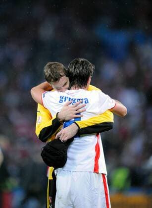 Torwart Petr Cech (li.) und Zdenek Grygera (beide Tschechien) trösten sich nach dem Ausscheiden bei der Euro 2008 gegenseitig - Fußball EM Herren EURO 2008, Länderspiel, Nationalteam, Nationaltrikot, Vdig Gruppe Genf Enttäuschung,
