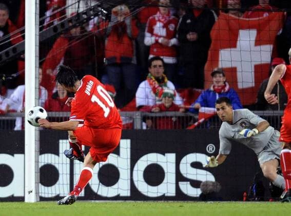 Hakan Yakin (Schweiz, li.) erzielt das 2:0 gegen Torwart Ricardo (Portugal) per Elfmeter -  Fußball EM Herren Euro 2008, Länderspiel, Nationalmannschaft, Nationaltrikot, Schweiz - Portugal 2:0 Gruppe Basel Dynamik,