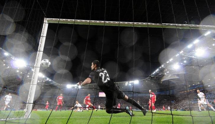 Torwart Volkan Demirel (Türkei) fixiert den Ball - Fußball EM Herren EURO 2008, Länderspiel, Nationalteam, Nationaltrikot, Türkei - Tschechien 3:2, Vdig Einzelbild Genf