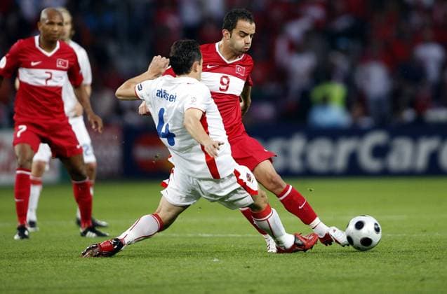 Semih Sentürk (Türkei, re.) gegen Tomas Galasek (Tschechien) -  Fußball EM Herren EURO 2008, Länderspiel, Nationalteam, Nationaltrikot, Türkei - Tschechien 3:2, Vdig Gruppe Genf Dynamik,