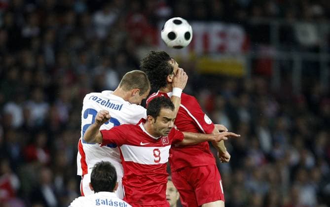 David Rozehnal (Tschechien, li.) gegen Tuncay Sanli (re.) und Semih Sentürk (beide Türkei) - Fußball EM Herren EURO 2008, Länderspiel, Nationalteam, Nationaltrikot, Türkei - Tschechien 3:2, Vdig Gruppe Genf Dynamik, Fußball EM Herren EURO 2008, Länderspiel, Nationalteam, Nationaltrikot, Türkei - Tschechien 3:2, Vdig Gruppe Genf Dynamik,