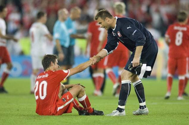 Torwart Artur Boruc (Polen, re.) hilft Martin Harnik (Österreich) auf Fußball EM Herren Euro 2008, Länderspiel, Nationalmannschaft, Nationaltrikot, Österreich - Polen 1:1 Gruppe Wien Kameradschaft,