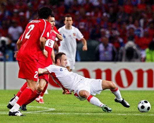 Jan Polak (Tschechien, re.) gegen Mehmet Topal (Mitte) und Servet Cetin (beide Türkei) - Fußball EM Herren EURO 2008, Länderspiel, Nationalteam, Nationaltrikot, Türkei - Tschechien 3:2, Vdig Gruppe Genf Dynamik, Fußball EM Herren EURO 2008, Länderspiel, Nationalteam, Nationaltrikot, Türkei - Tschechien 3:2, Vdig Gruppe Genf Dynamik,