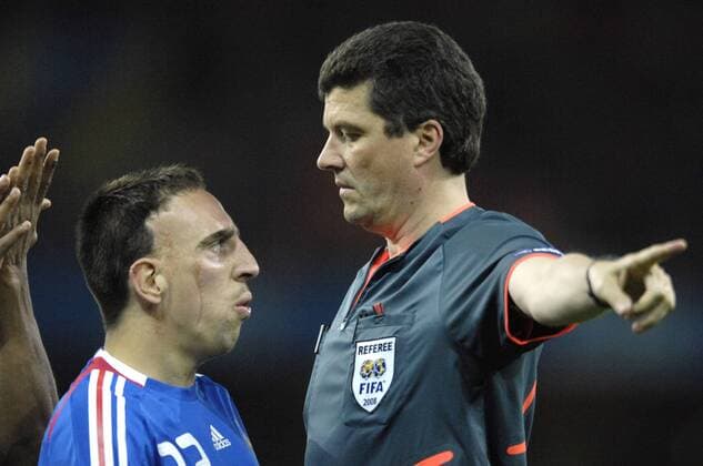 Franck Ribery (Frankreich) reklamiert bei FIFA Schiedsrichter Herbert Fandel (Deutschland) Fußball EM Herren Euro 2008, Länderspiel, Nationalmannschaft, Nationaltrikot Gruppe Bern Spannung, Fußball EM Herren Euro 2008, Länderspiel, Nationalmannschaft, Nationaltrikot Gruppe Bern Spannung,