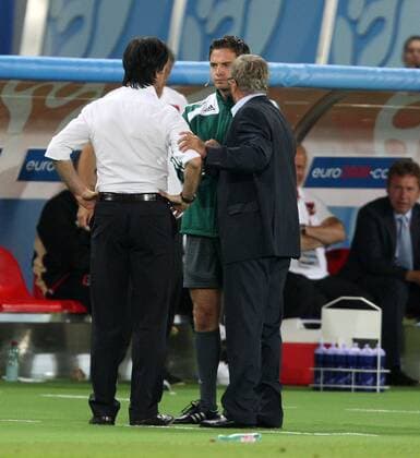 Bundestrainer Joachim Löw (Deutschland, li.) und sein Kollege Josef Hickersberger (Österreich) diskutieren mit dem 4. Offiziellen Damir Skomina (Slowenien) Fußball EM Herren EURO 2008, Länderspiel, Nationalmannschaft, Deutschland - Österreich Gruppe Wien Spannung, Fußball EM Herren EURO 2008, Länderspiel, Nationalmannschaft, Deutschland - Österreich Gruppe Wien Spannung,