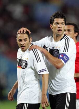 Michael Ballack (re.) stützt sich auf Oliver Neuville (beide Deutschland) Fußball EM Herren Euro 2008, Länderspiel, Nationalmannschaft, Nationaltrikot, Gruppe Wien Fußball EM Herren Euro 2008, Länderspiel, Nationalmannschaft, Nationaltrikot, Gruppe Wien