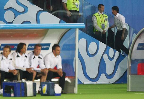Bundestrainer Joachim Löw (Deutschland) muss wegen Meckerns auf die Tribüne Fußball EM Herren Euro 2008, Länderspiel, Nationalmannschaft Totale Wien Fußball EM Herren Euro 2008, Länderspiel, Nationalmannschaft Totale Wien