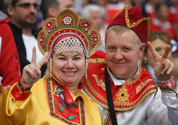 Russisches Fanpärchen in typischer Landestracht Fußball EM Herren Euro 2008, Länderspiel, Nationalteam, Russland Gruppe Salzburg Fußball EM Herren Euro 2008, Länderspiel, Nationalteam, Russland Gruppe Salzburg