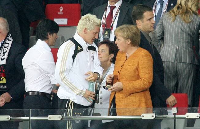 Bundeskanzlerin Angela Merkel im Gespräch mit Bastian Schweinsteiger (beide Deutschland) Fußball EM Herren Euro 2008, Länderspiel, Nationalmannschaft, Gruppe Wien